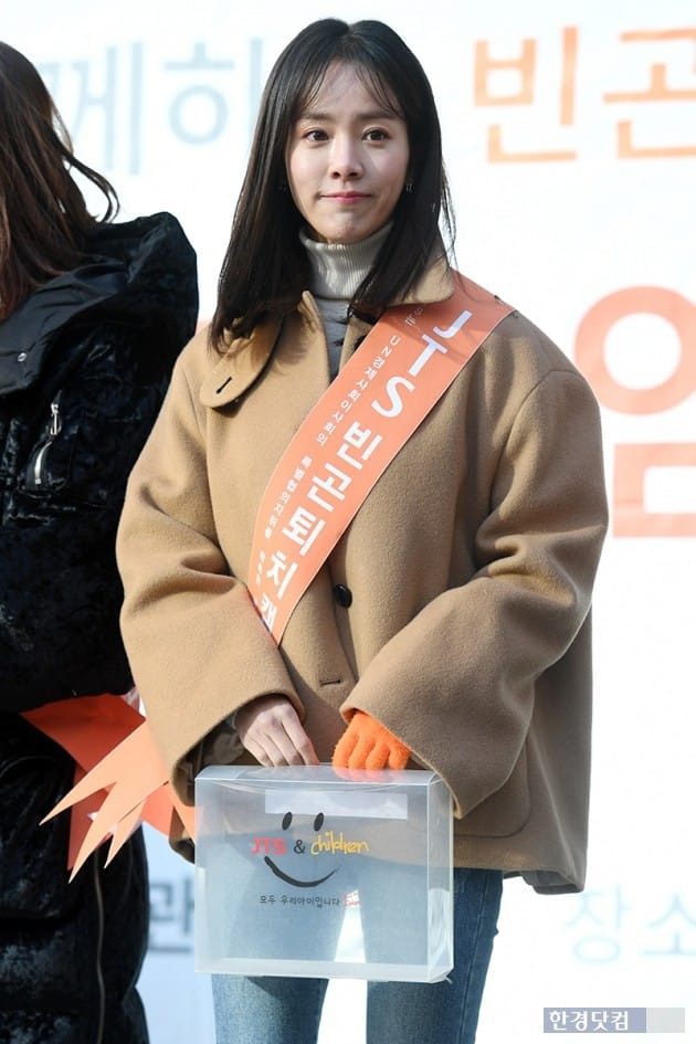 오늘자 명동 JTS 모금캠페인에 참석한 한지민.jpg | 인스티즈