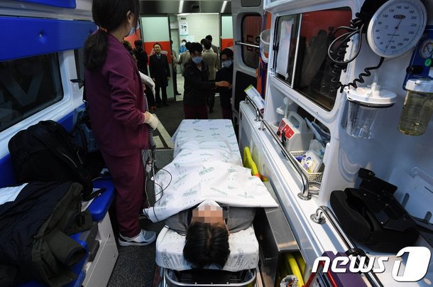 폭행 당한 기자 입국 사진들.jpg | 인스티즈