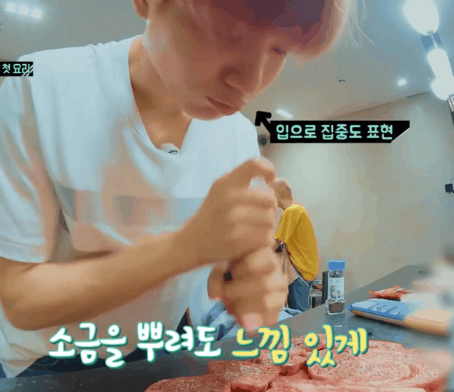 [샤이니] 형들이랑 요리 만들어 먹는 요알못 태민.jpgif | 인스티즈