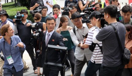 북한 기자 따라다니는 기자들 | 인스티즈