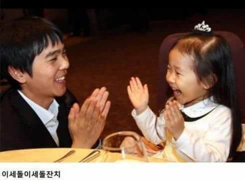 딸의 돌잔치에서 환하게 웃는.jpg | 인스티즈