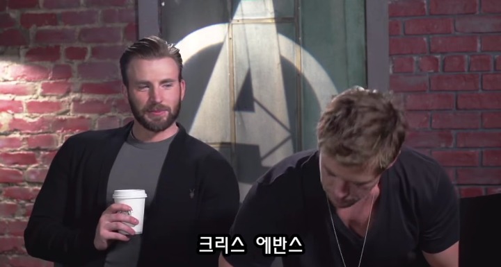 이두박근 게임하는 어벤져스 멤버들.jpg | 인스티즈