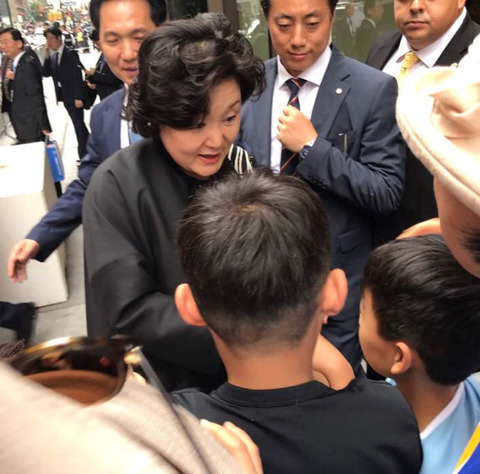 귀국 전 동포들과 인사 나누시는 대통령님과 여사님💙 | 인스티즈