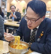 후배에게 라면하나 못사주고 떠난 노회찬.jpg | 인스티즈