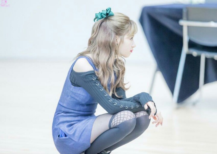 쪼그려앉는게 습관인 트와이스 사나.jpg | 인스티즈