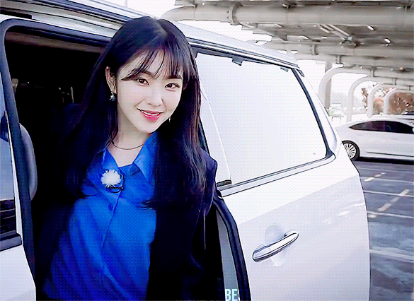 자율주행차 타고 씐난 아이린.gif | 인스티즈
