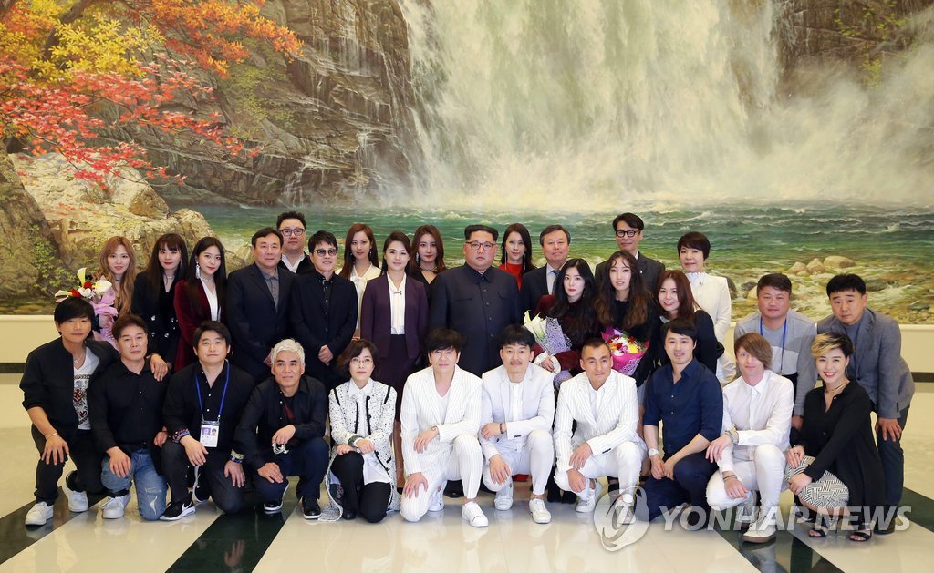 평양 공연 참석 가수와 김정은 단체사진 고화질 | 인스티즈