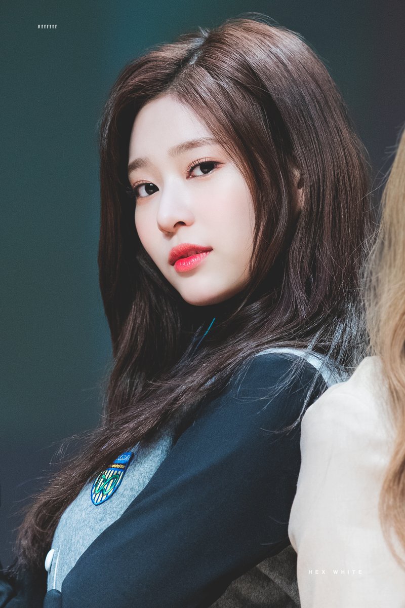 스쿨룩스 모델답게 교복이 잘 어울리는 아이즈원 | 인스티즈
