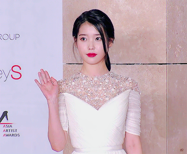 섹시터진 브이넥니트입은 아이유.jpg | 인스티즈
