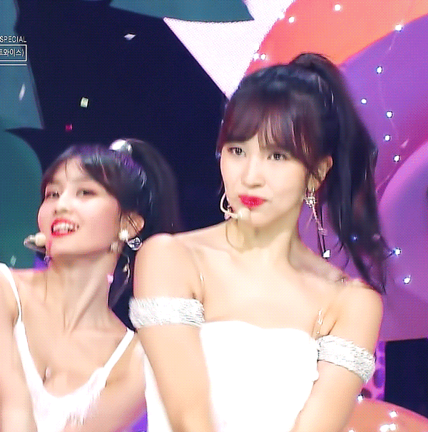 반묶음머리하고 레전드 찍은 트와이스 미나.gif | 인스티즈